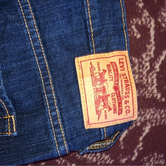 Levi's Dark Blue woman’s Jean capris with slit inside. - new or like new - Picture 7 of 10